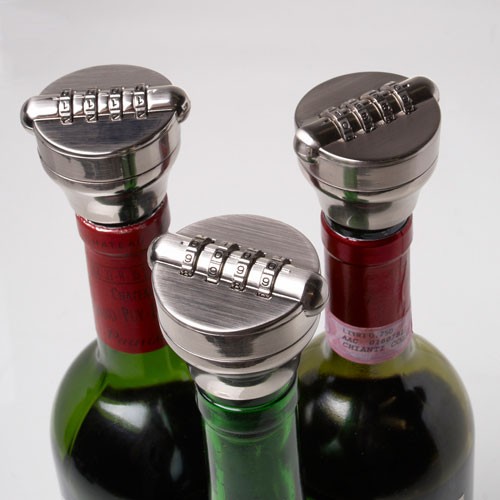 https://www.whiskhampers.co.uk/media/catalog/product/cache/1/image/650x650/040ec09b1e35df139433887a97daa66f/b/o/bottle_lock_on_on_bottles_500_x_500/whisk-hampers-combination-bottle-lock-wine-bottle-stopper-31.jpg